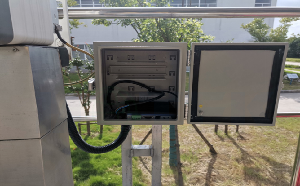 光伏發(fā)電數(shù)據(jù)傳輸設(shè)備串口服務(wù)器.jpg 光伏發(fā)電數(shù)據(jù)傳輸設(shè)備串口服務(wù)器.jpg